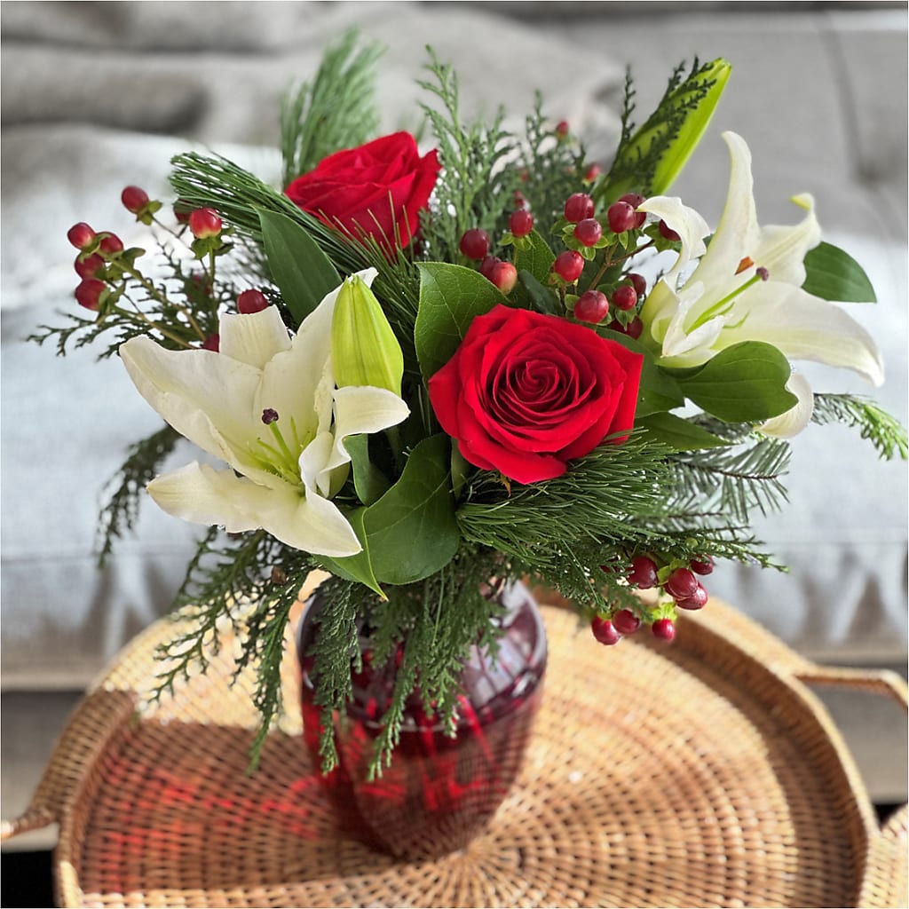 Evergreen Delight Bouquet –  Flowersdirect.net, Tontitown AR